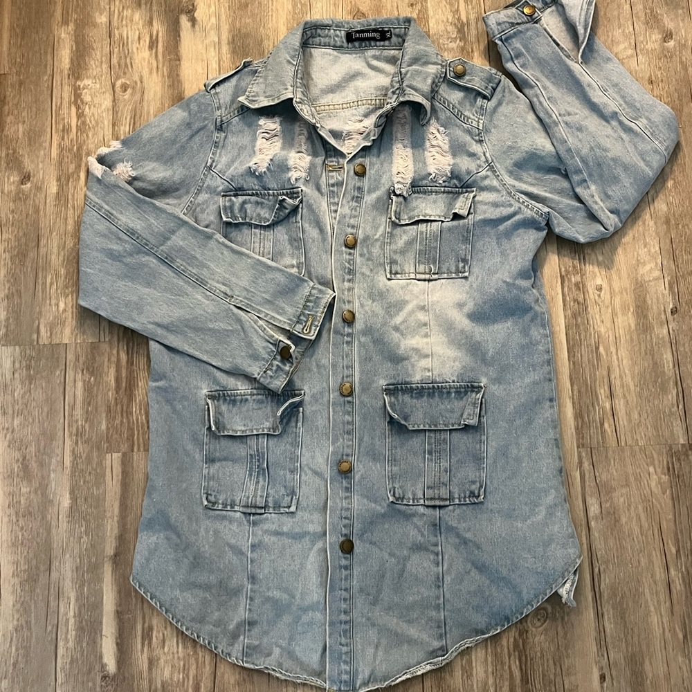 Blue Jean Jacket with Relaxed Fit and Western Style